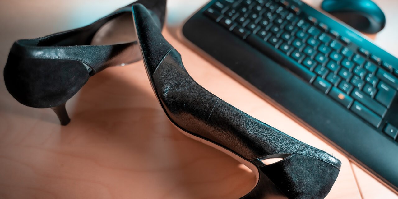 Strijd tegen verplichte hoge hakken op het werk gaat door