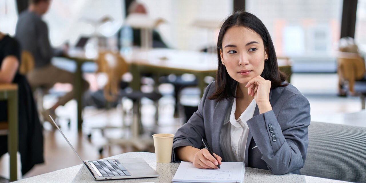 Annemiek staat stijf van de stress in haar eerste managementbaan