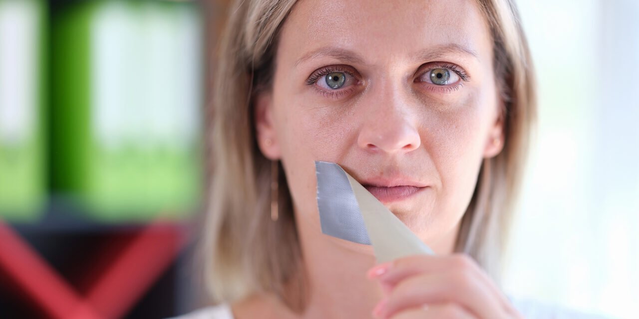 Vrouwen het zwijgen opleggen: de strategie erachter